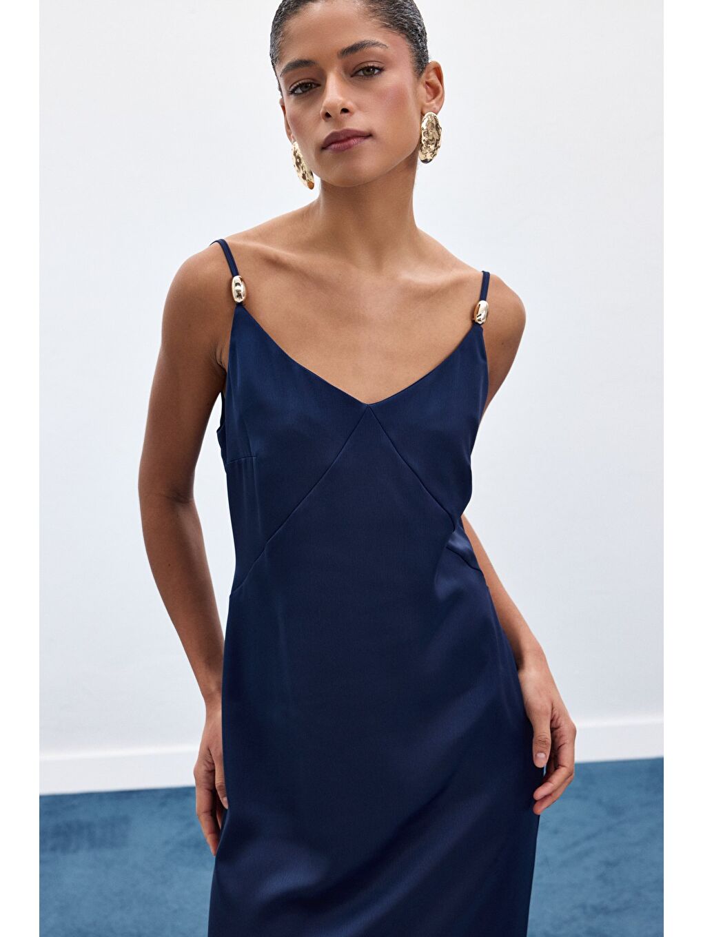 Aksesuar Detaylı Askılı Saten Elbise - Lacivert-6