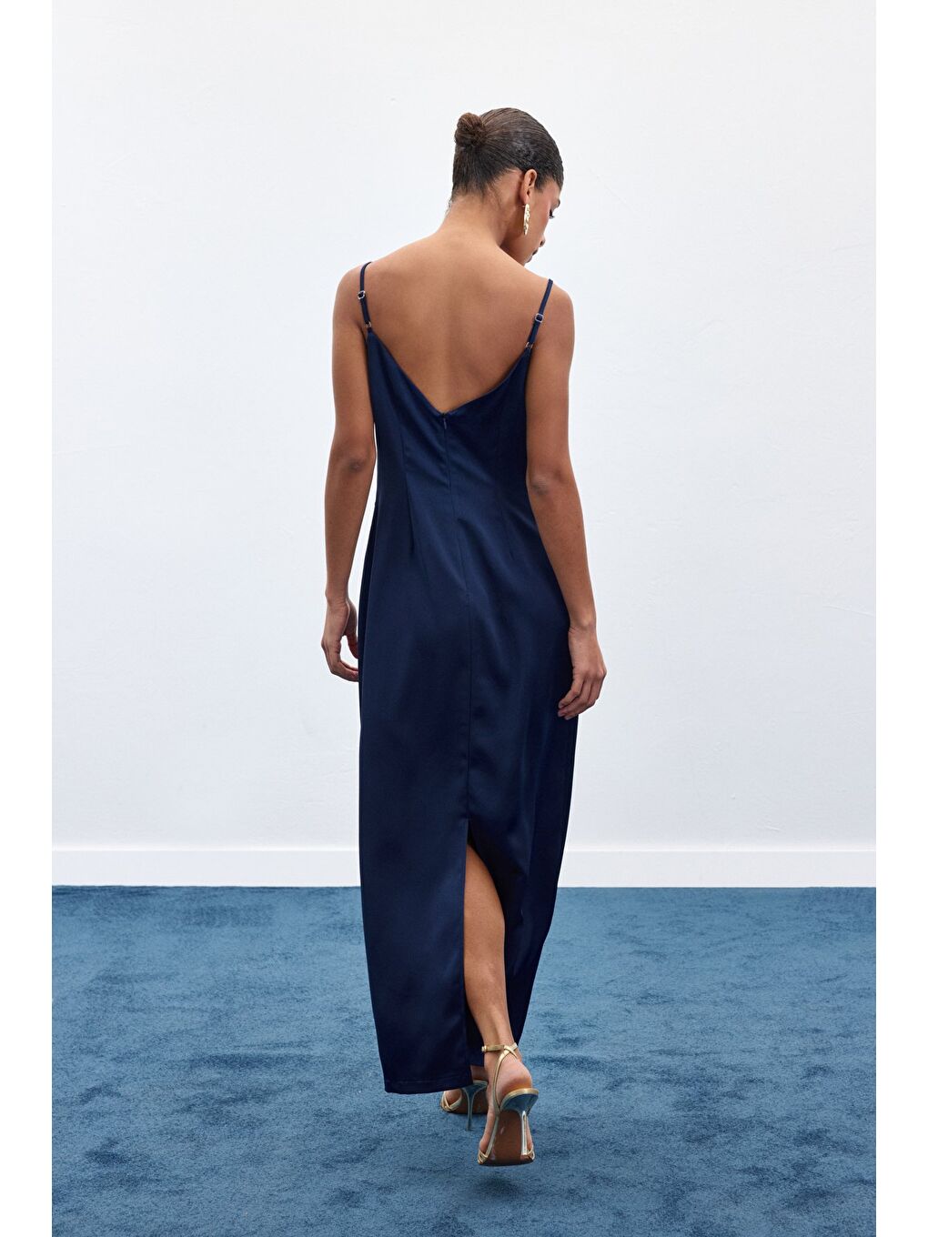 Aksesuar Detaylı Askılı Saten Elbise - Lacivert-7