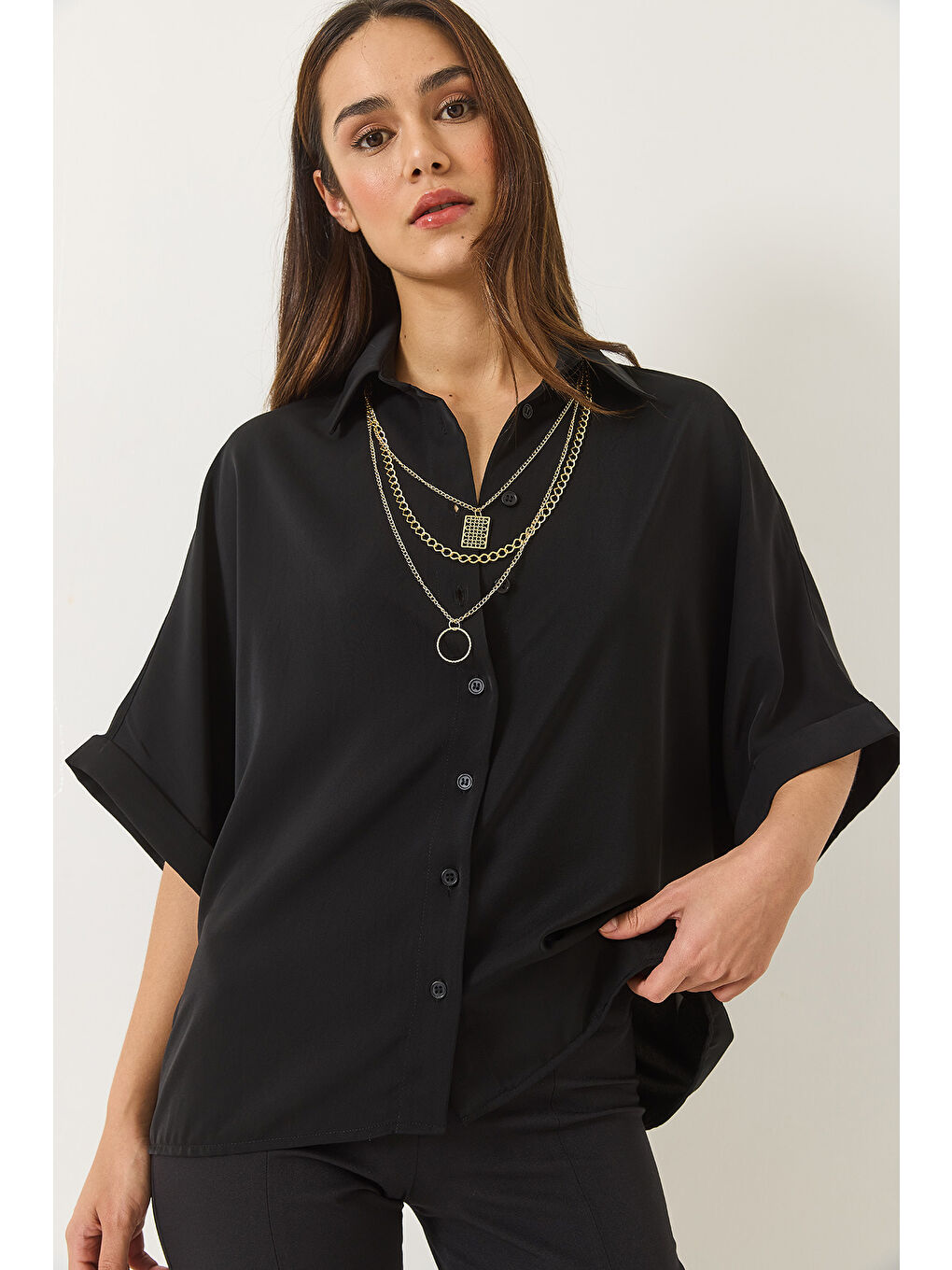 Siyah Kadın Yarasa Kesim Kısa Kollu Seyyar Aksesuarlı Oversize Gömlek-2