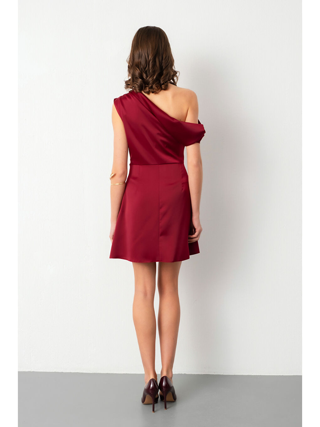 Kadın Bordo Degaje Yaka Mini Saten Mezuniyet Abiye Elbise-5