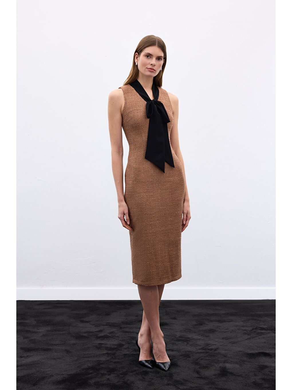 Bej Fularlı Kolsuz Tüvit Elbise - Karamel