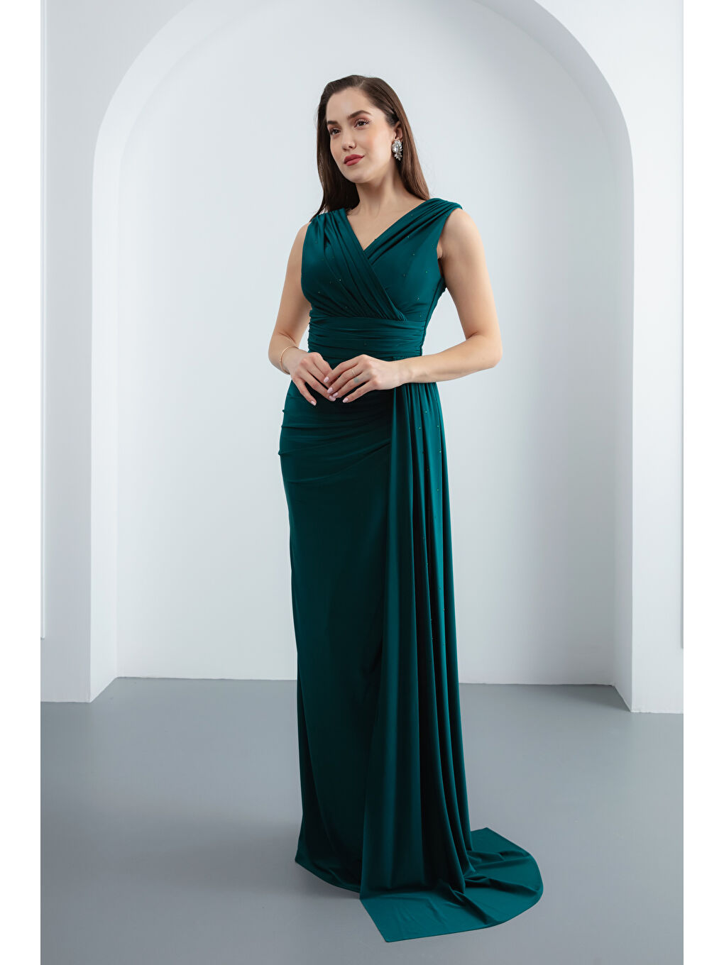 Kadın Zümrüt Yeşili Kruvaze Yaka Taş Baskılı Kuyruklu Uzun Abiye Elbise-1