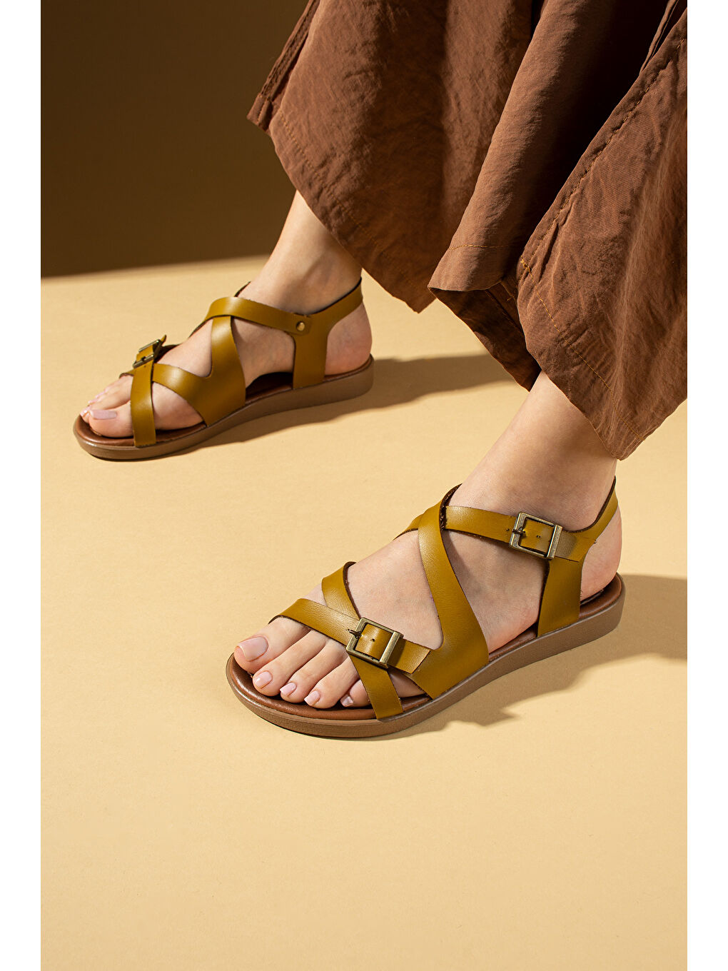 Sarı Çapraz Bantlı Çift Tokalı Kadın Sandalet 51-847-25