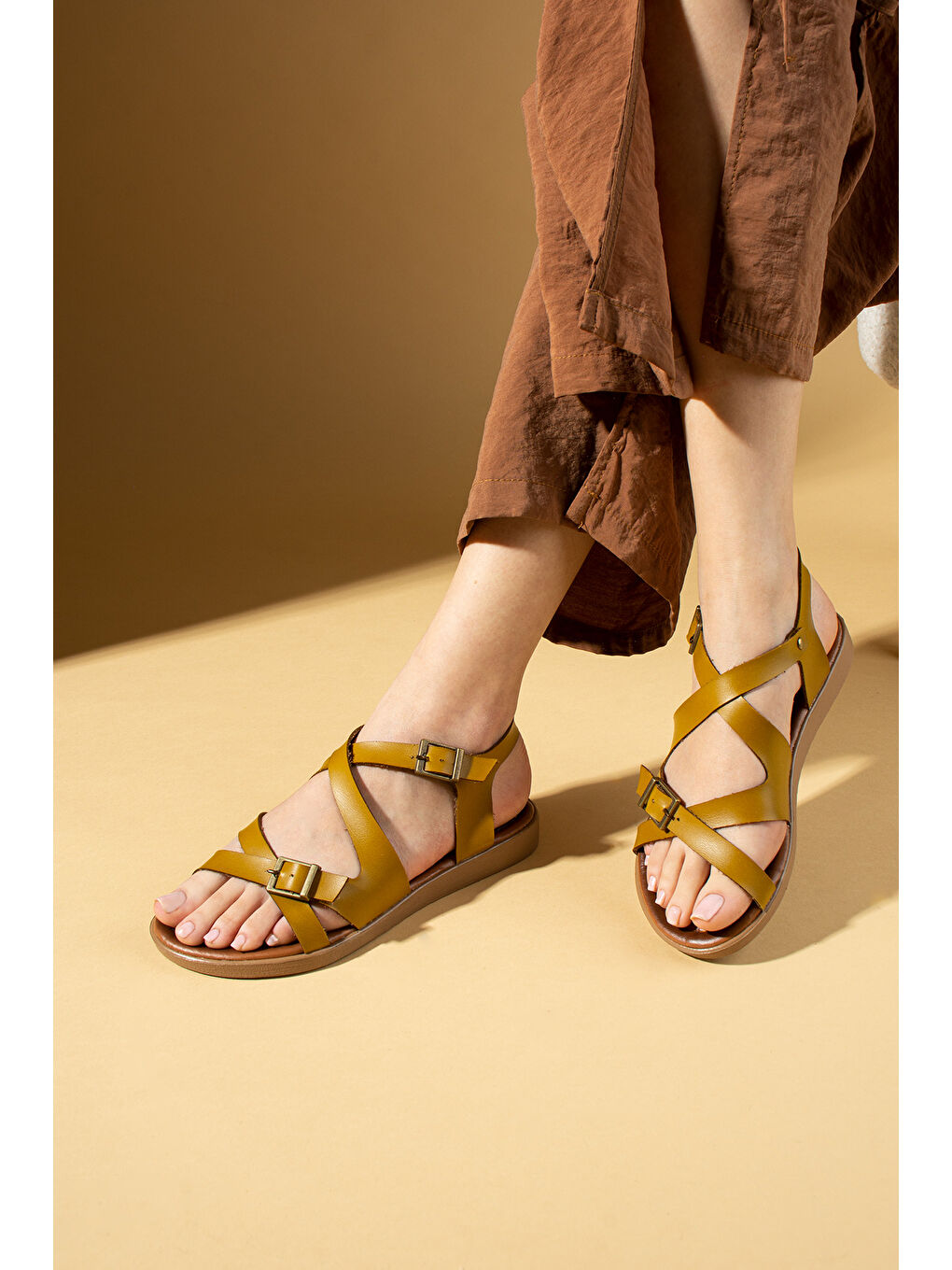 Sarı Çapraz Bantlı Çift Tokalı Kadın Sandalet 51-847-25-1
