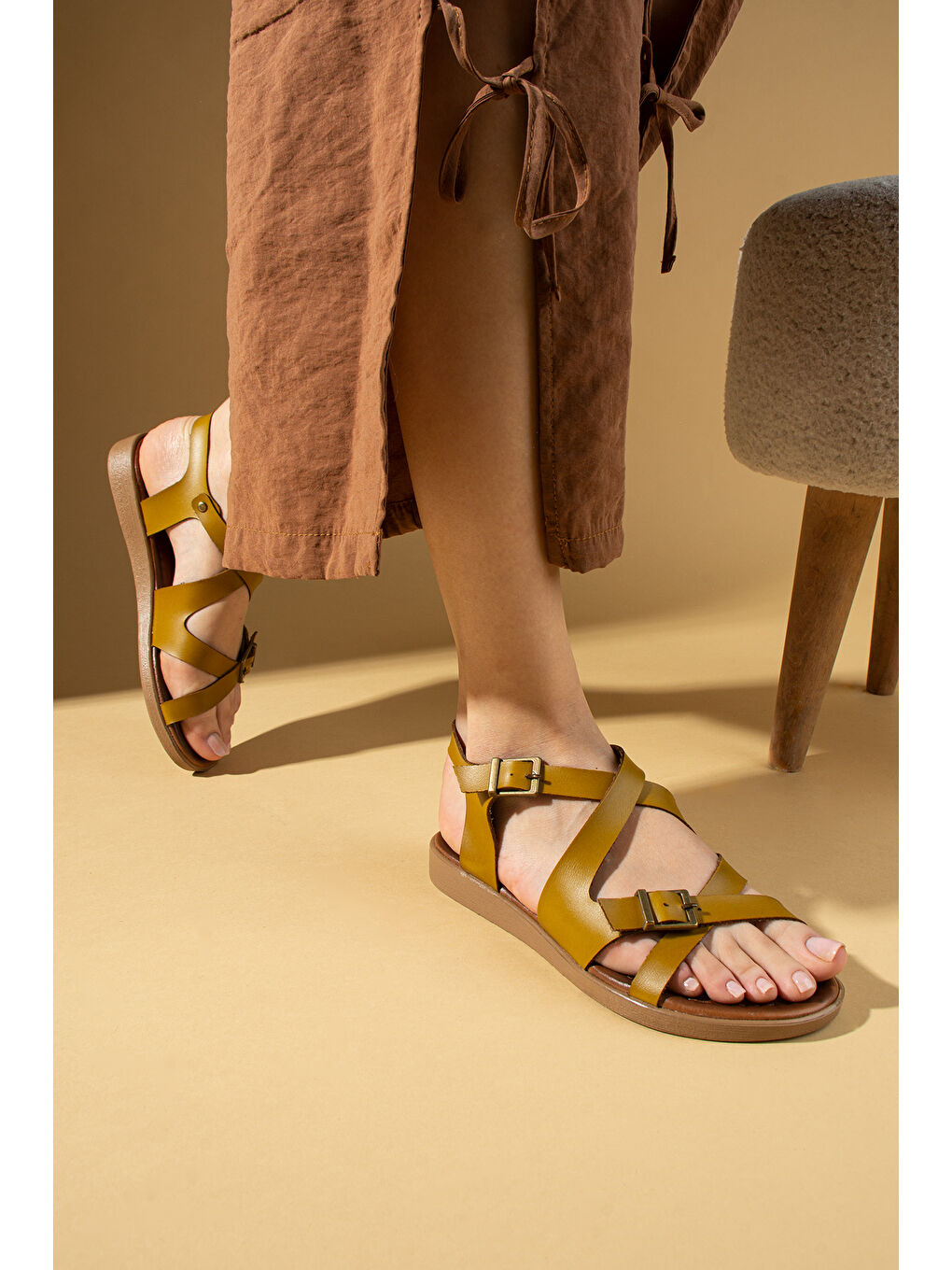 Sarı Çapraz Bantlı Çift Tokalı Kadın Sandalet 51-847-25-2