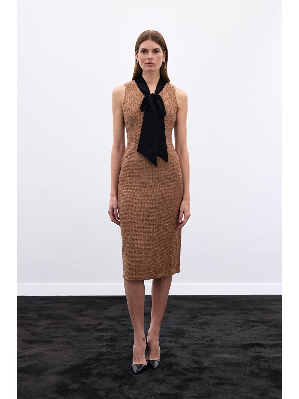Bej Fularlı Kolsuz Tüvit Elbise - Karamel-1