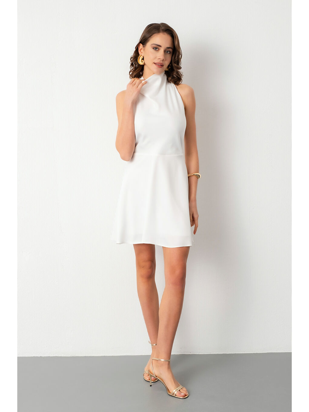 Kadın Beyaz Sırt Dekolteli Mini Saten Mezuniyet Abiye Elbise-1