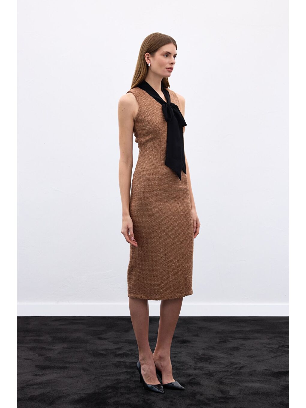 Bej Fularlı Kolsuz Tüvit Elbise - Karamel-2