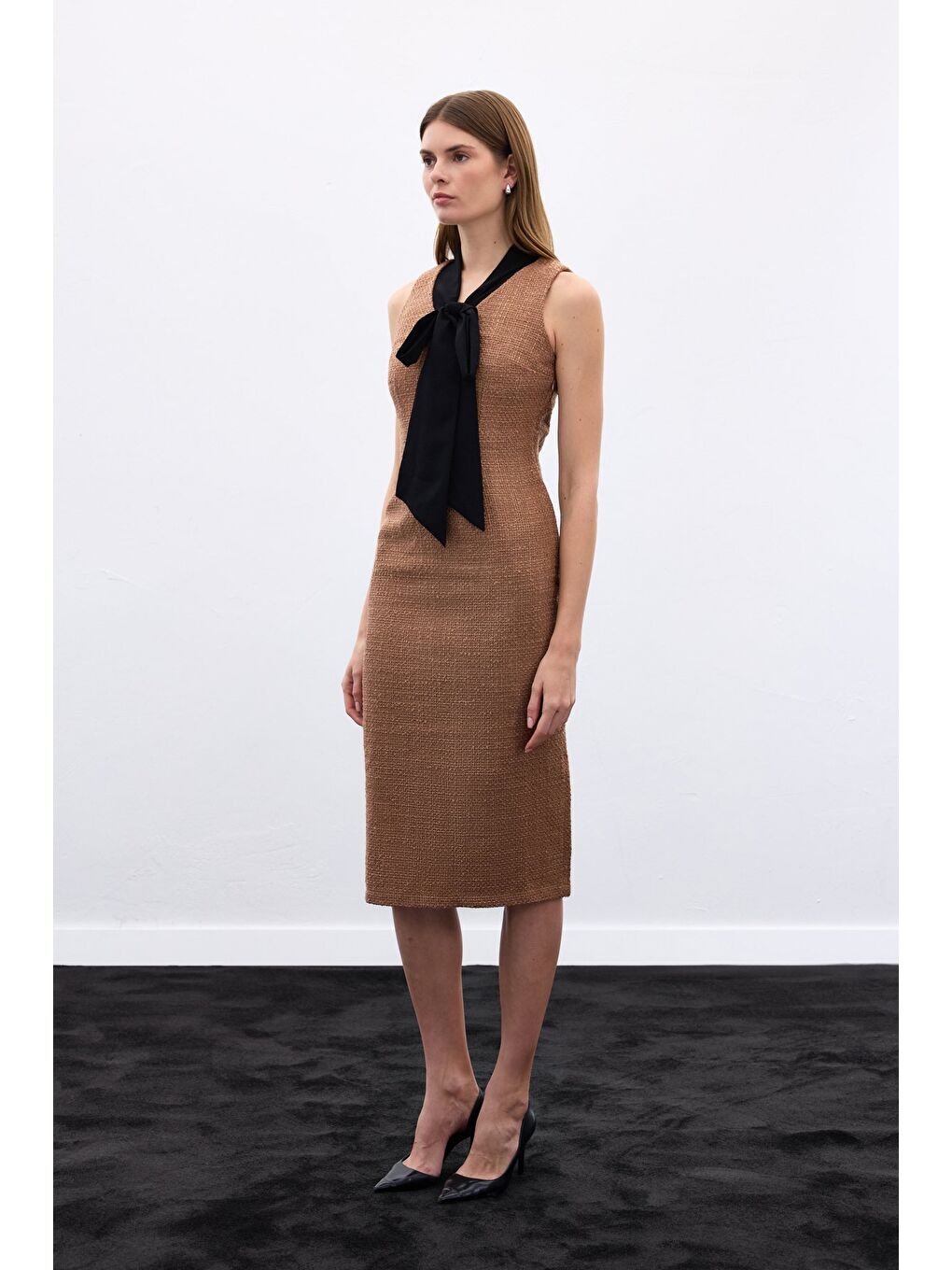 Bej Fularlı Kolsuz Tüvit Elbise - Karamel-3