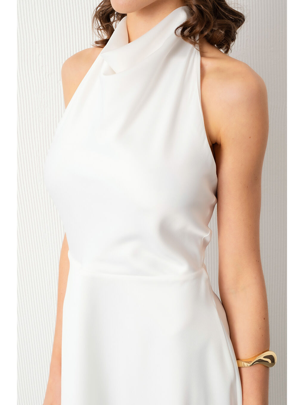 Kadın Beyaz Sırt Dekolteli Mini Saten Mezuniyet Abiye Elbise-4