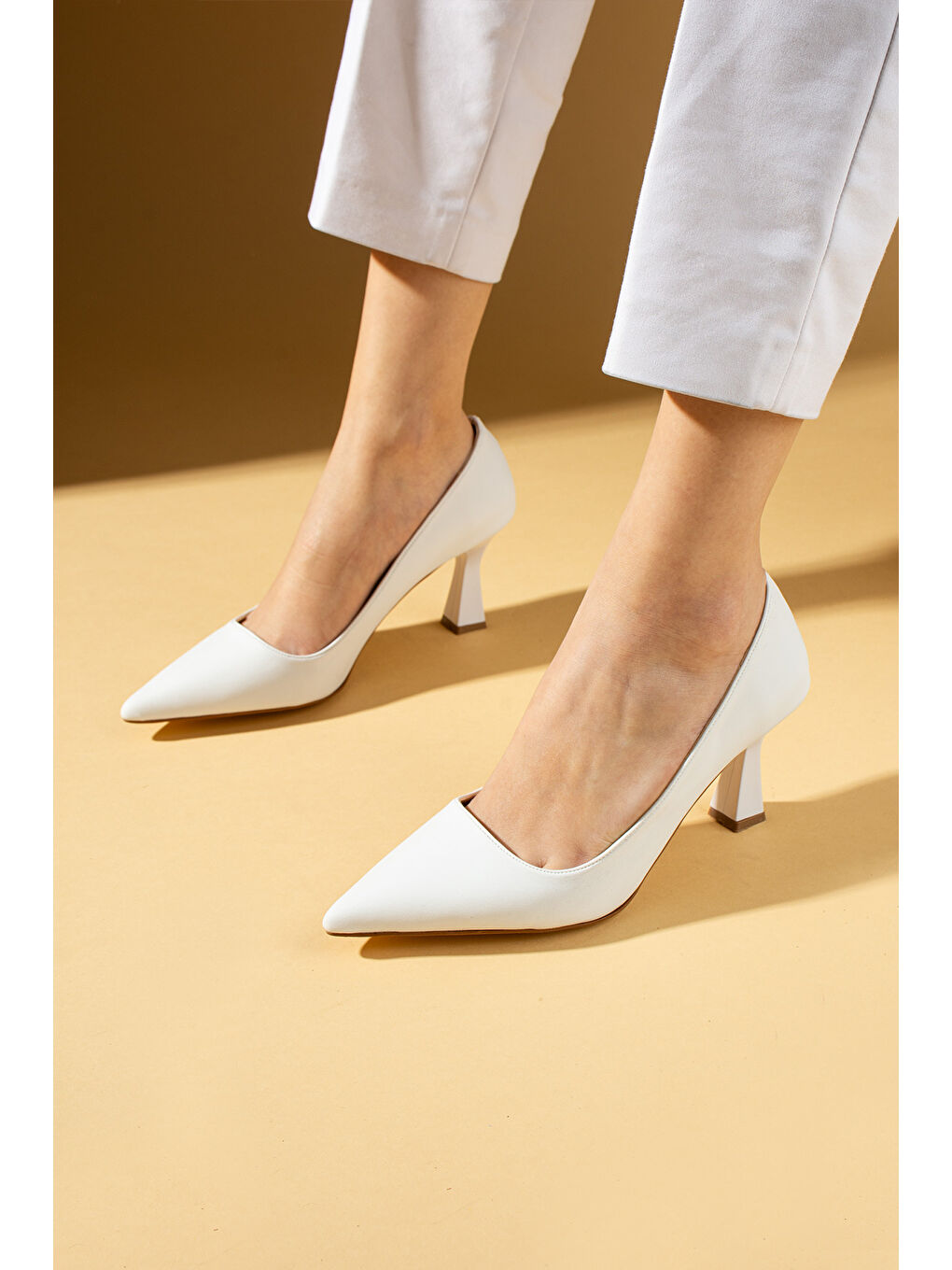 Beyaz Kadeh Topuklu Rahat Kalıp Kadın Topuklu Ayakkabı 009-2430-24