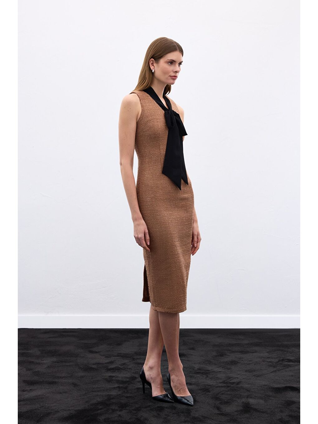 Bej Fularlı Kolsuz Tüvit Elbise - Karamel-4