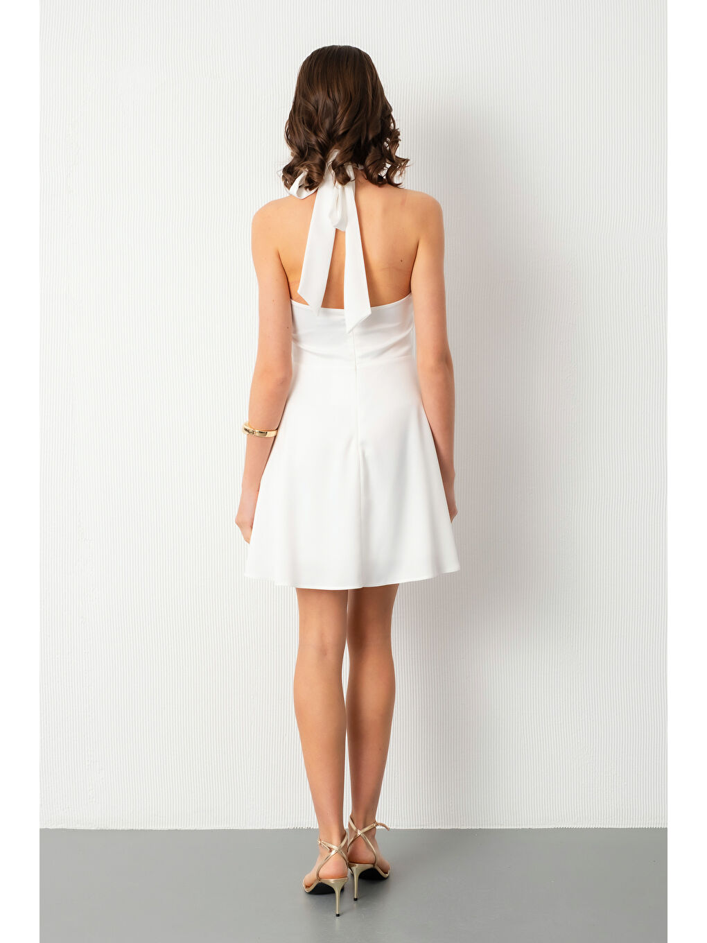 Kadın Beyaz Sırt Dekolteli Mini Saten Mezuniyet Abiye Elbise-5