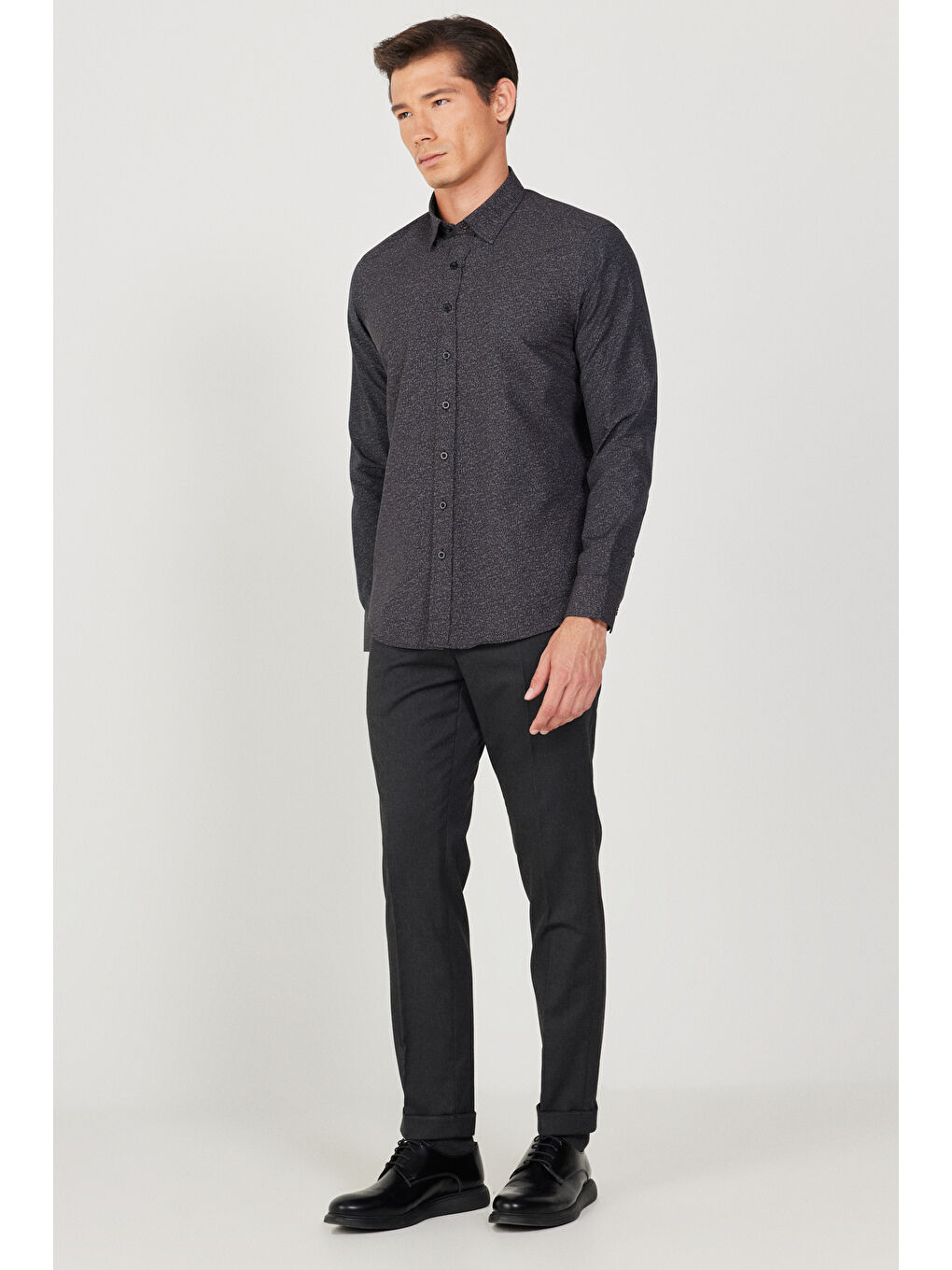 Erkek Siyah Slim Fit Dar Kesim Düğmeli Yaka Baskılı Gömlek-1