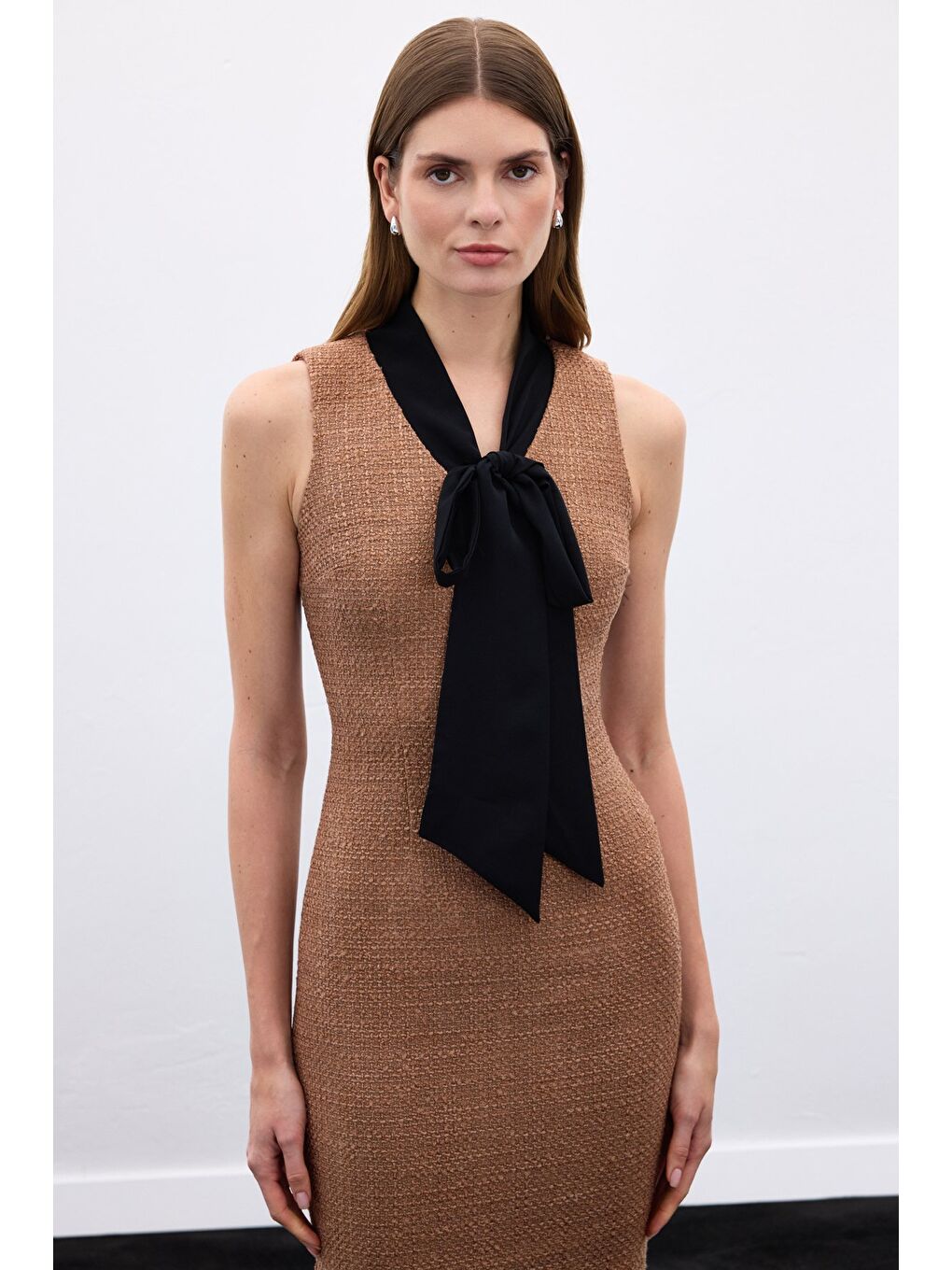 Bej Fularlı Kolsuz Tüvit Elbise - Karamel-5