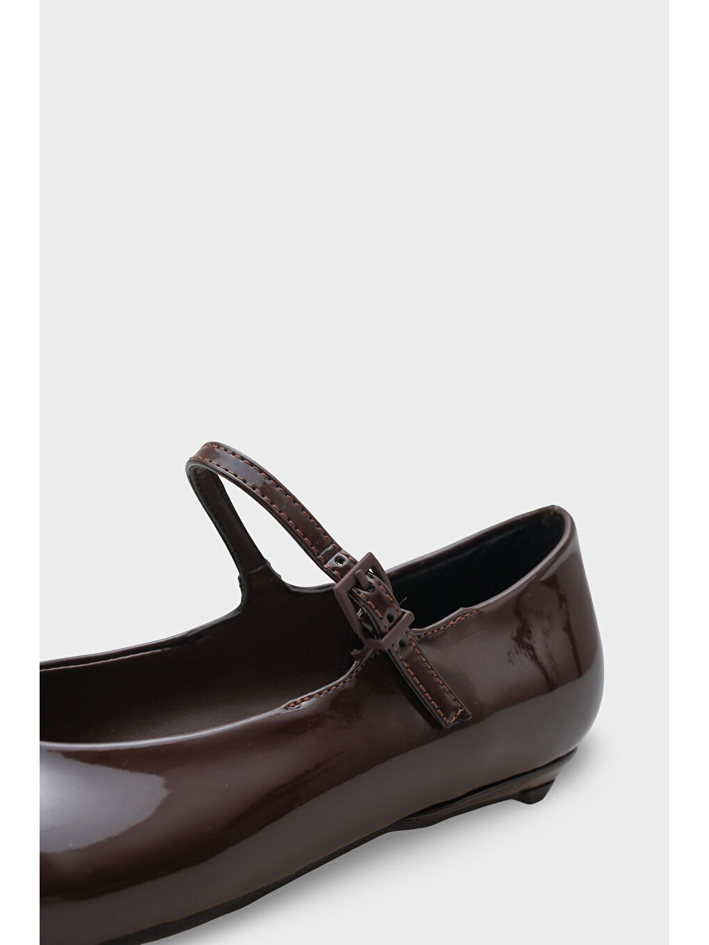 Kahverengi Nickie Tokalı Bantlı Küt Burunlu Düz Topuklu Günlük Kadın Babet-3