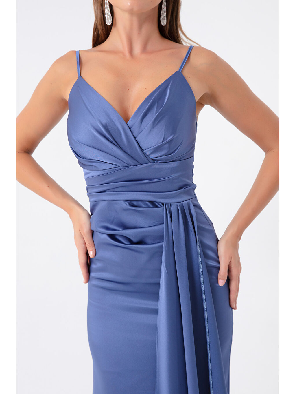 Kadın İndigo Askılı Uzun Saten Abiye Elbise & Mezuniyet Elbisesi-3