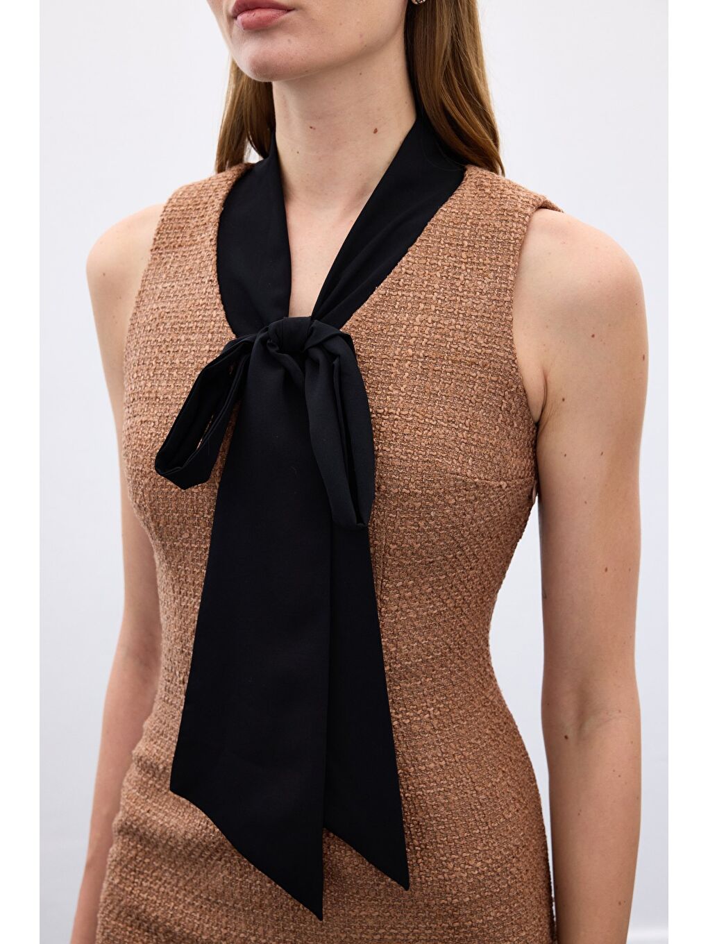 Bej Fularlı Kolsuz Tüvit Elbise - Karamel-6