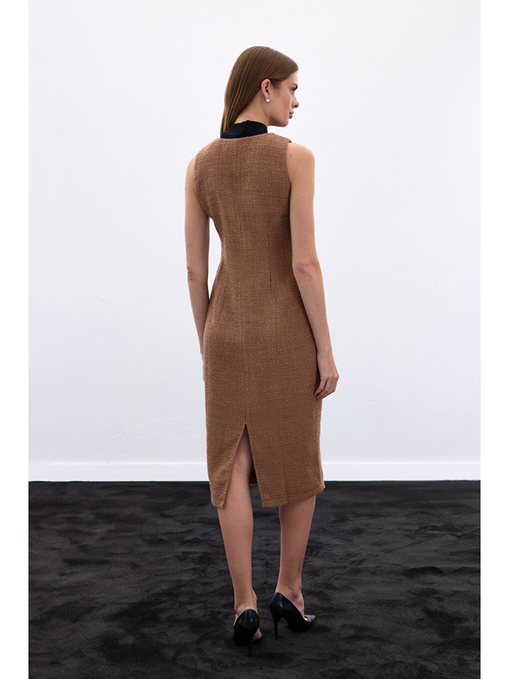 Bej Fularlı Kolsuz Tüvit Elbise - Karamel-7