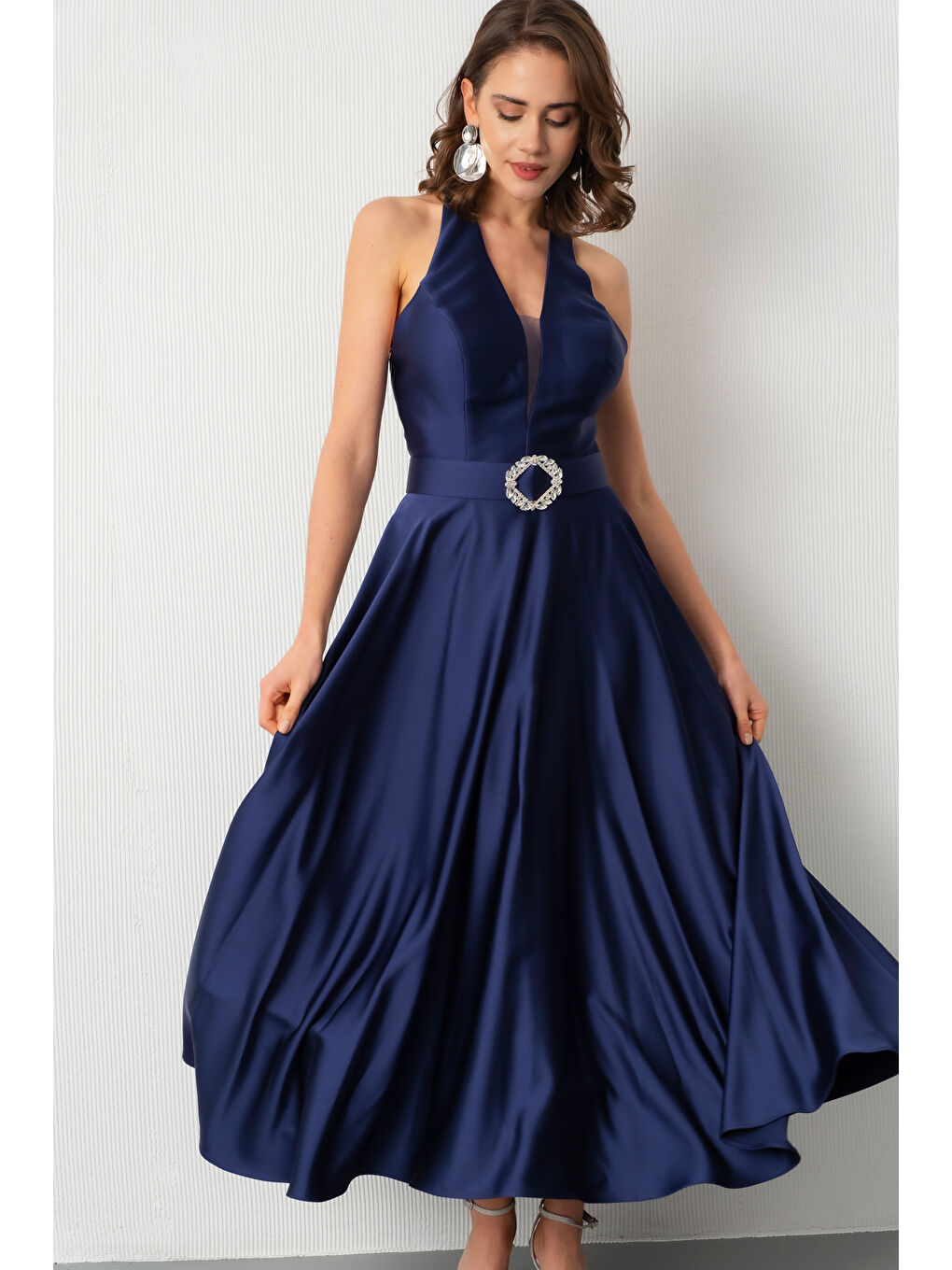 Kadın Lacivert Halter Yaka Kemerli Midi Saten Abiye Elbise-1