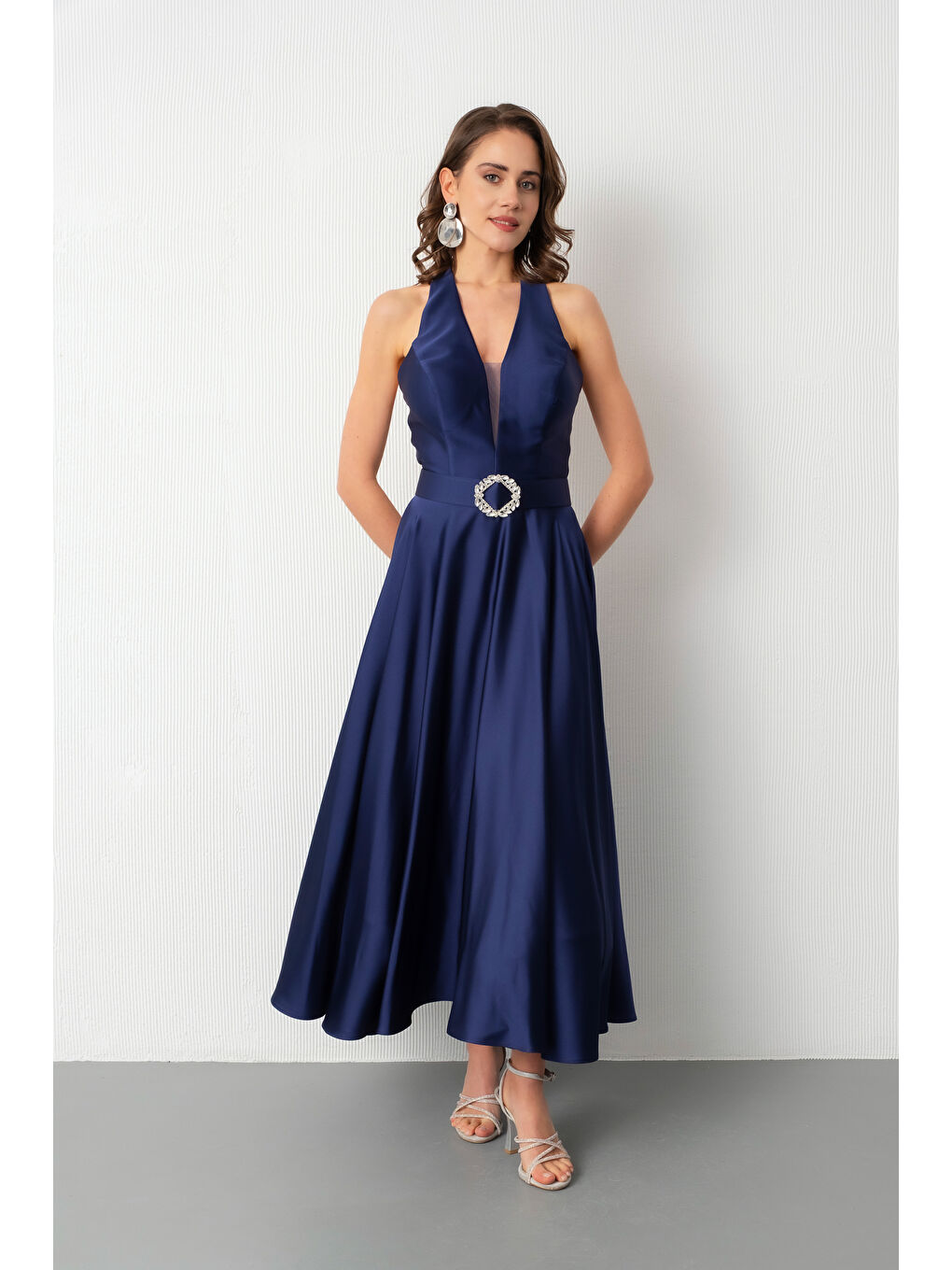 Kadın Lacivert Halter Yaka Kemerli Midi Saten Abiye Elbise-2
