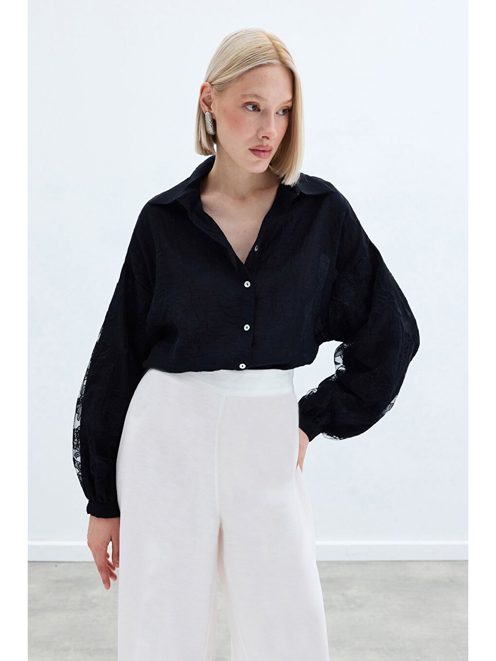 Nakış Detaylı Kraşlı Gömlek - Siyah