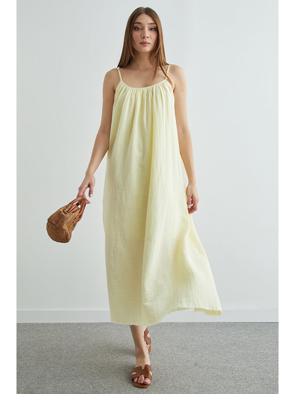 Sarı Basic Askılı Etek Ucu Yırtık Müslin Elbise