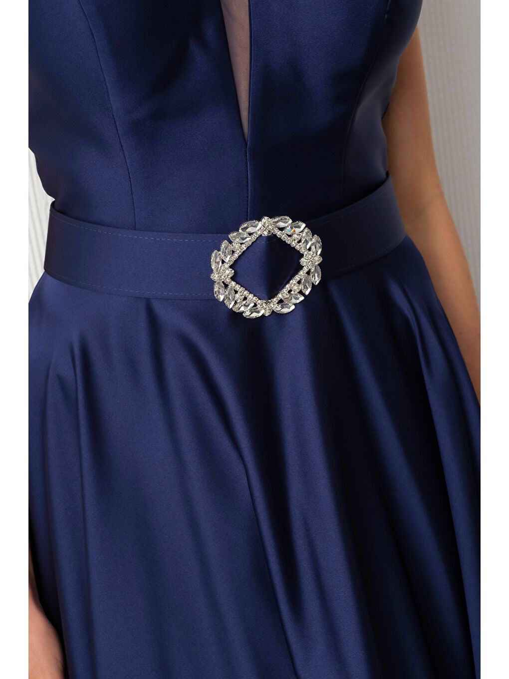 Kadın Lacivert Halter Yaka Kemerli Midi Saten Abiye Elbise-3