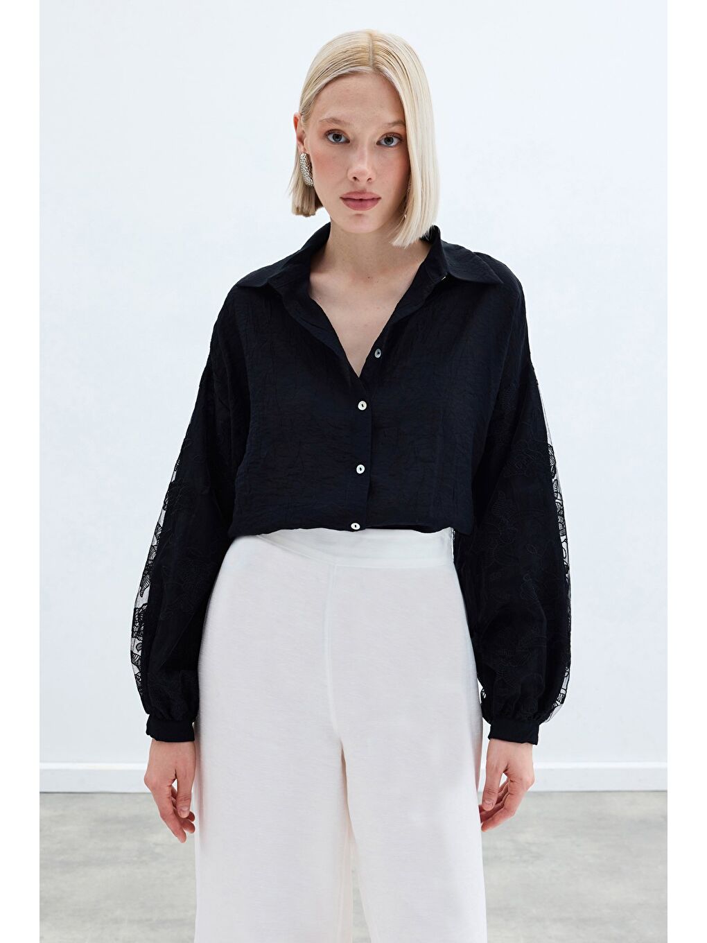 Nakış Detaylı Kraşlı Gömlek - Siyah-1