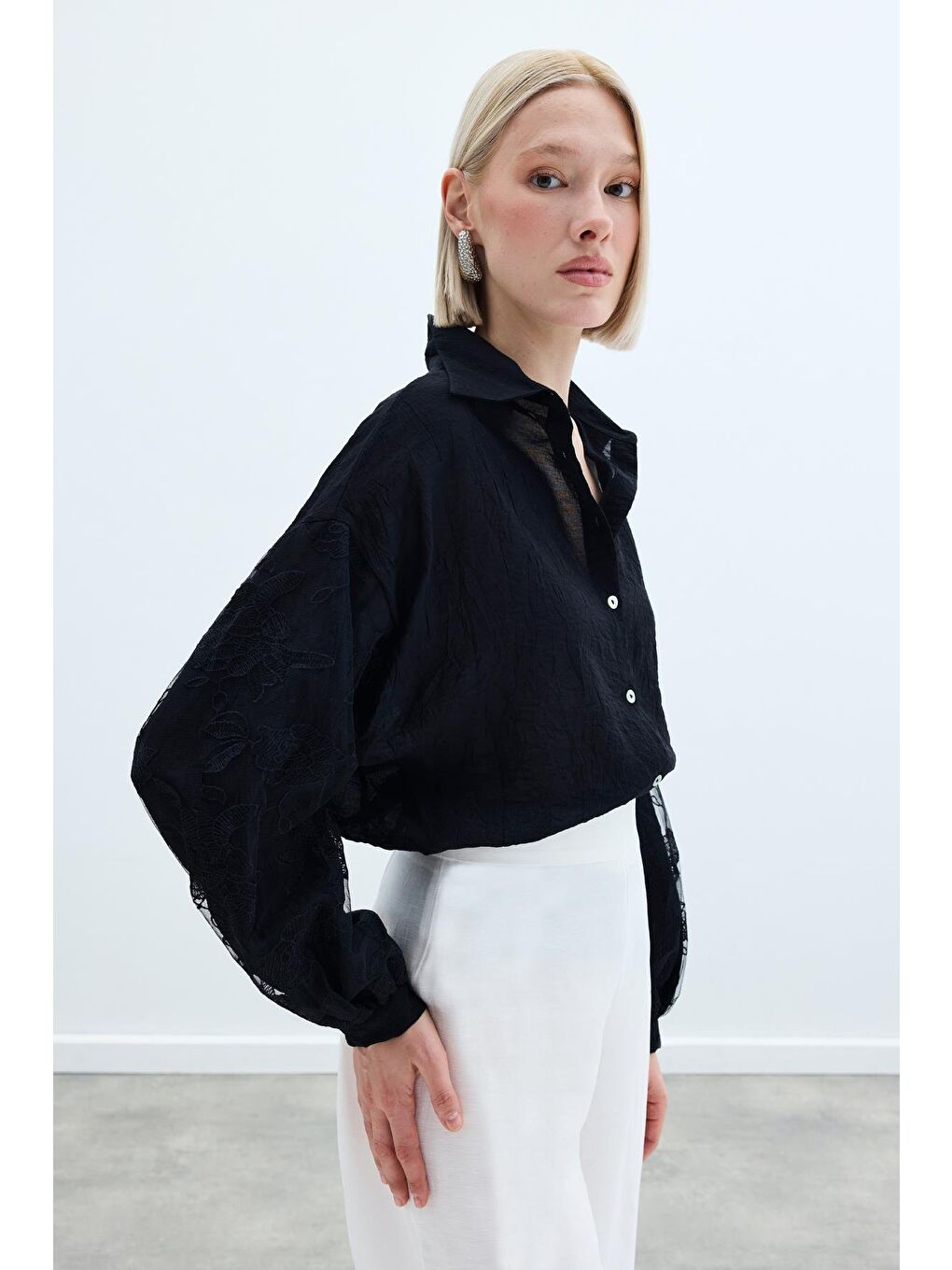 Nakış Detaylı Kraşlı Gömlek - Siyah-3