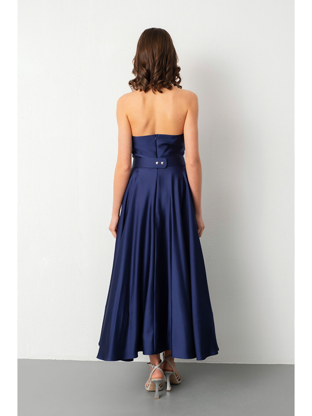 Kadın Lacivert Halter Yaka Kemerli Midi Saten Abiye Elbise-5