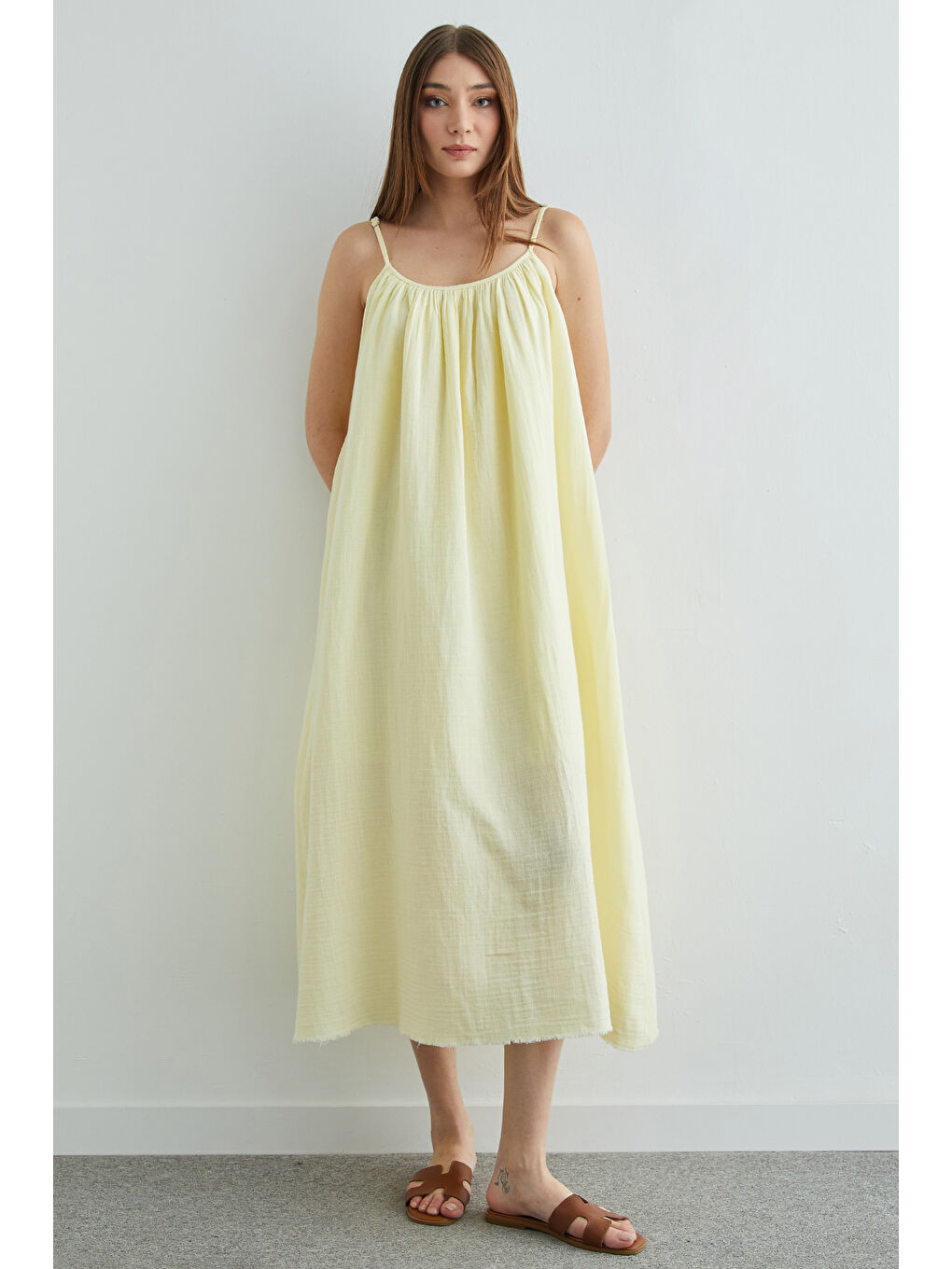 Sarı Basic Askılı Etek Ucu Yırtık Müslin Elbise-3