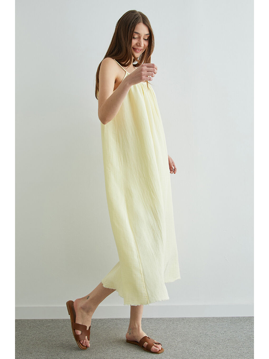 Sarı Basic Askılı Etek Ucu Yırtık Müslin Elbise-4
