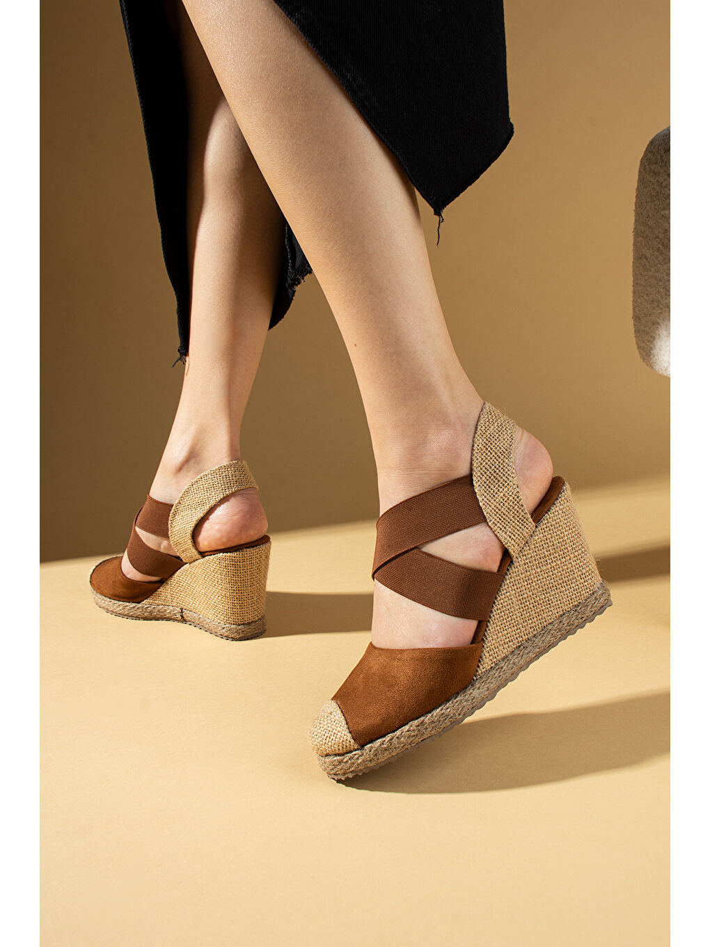 Kahverengi Önü Kapalı Dantel Desenli Hasır Dolgu Taban Kadın Sandalet 69-73-24Süet-2