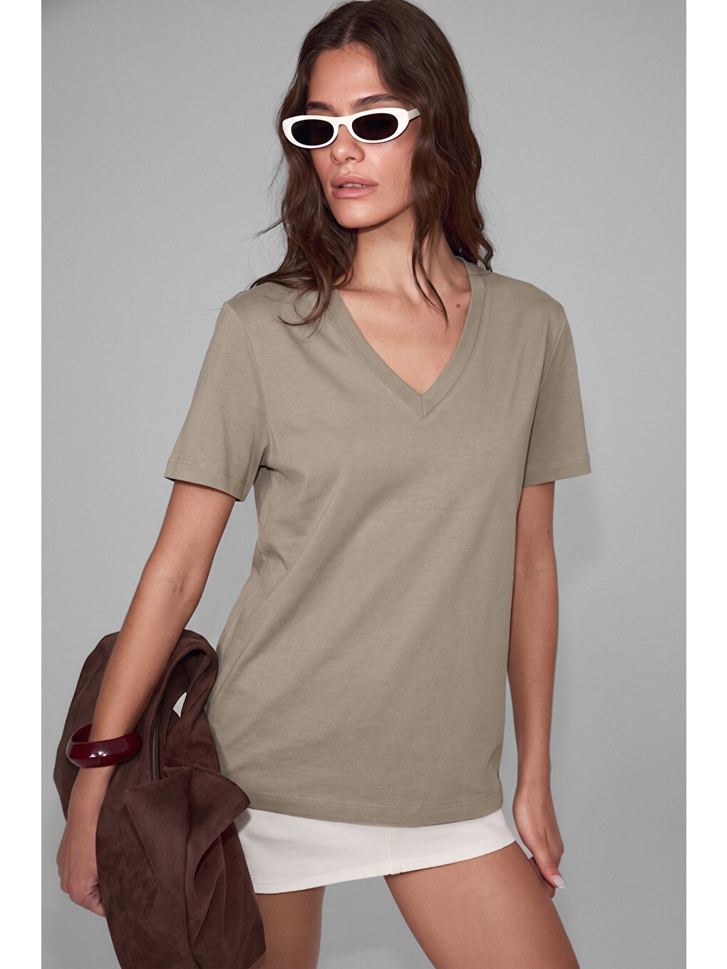 Bej Sheane Kadın %100 Organik Pamuk Derin V Yakalı Comfort Fit Vizon T-shirt