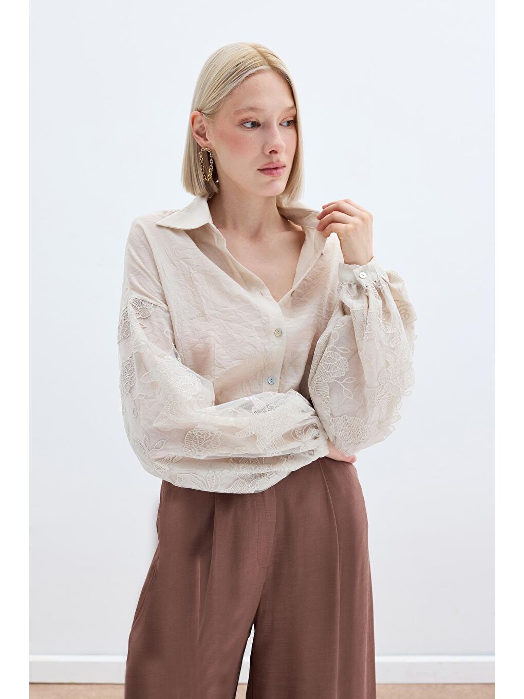 Nakış Detaylı Kraşlı Gömlek - Bej-3