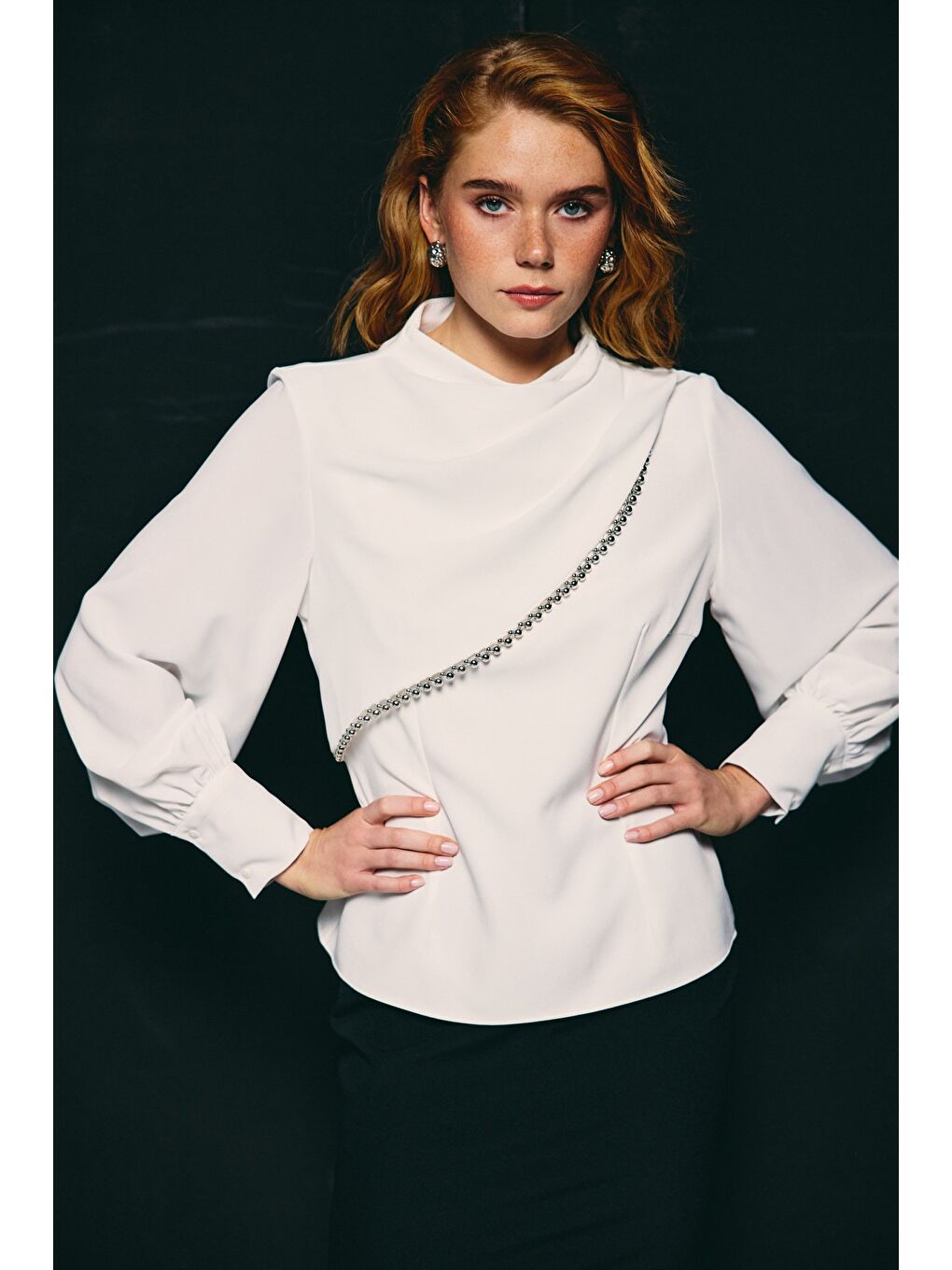 Ön Aksesuarlı Bluz - Ekru