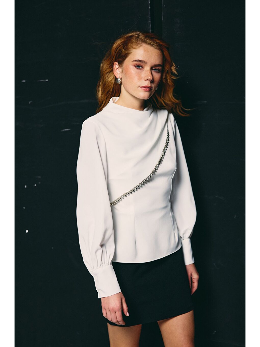 Ön Aksesuarlı Bluz - Ekru-1