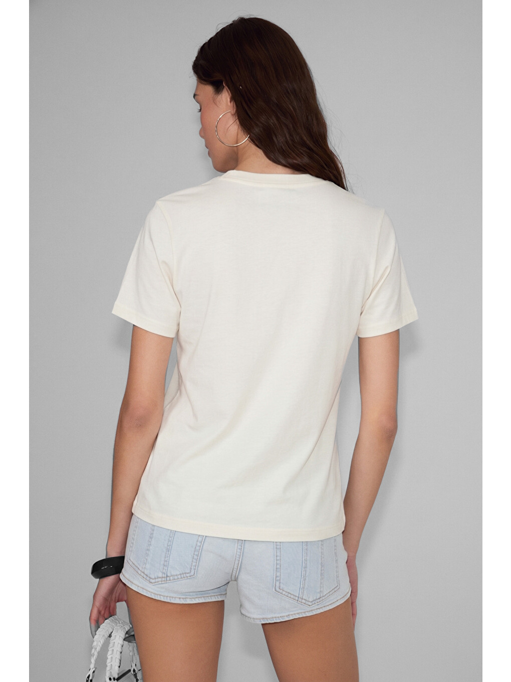 Sheane Kadın %100 Organik Pamuk Derin V Yakalı Comfort Fit Ekru T-shirt-1