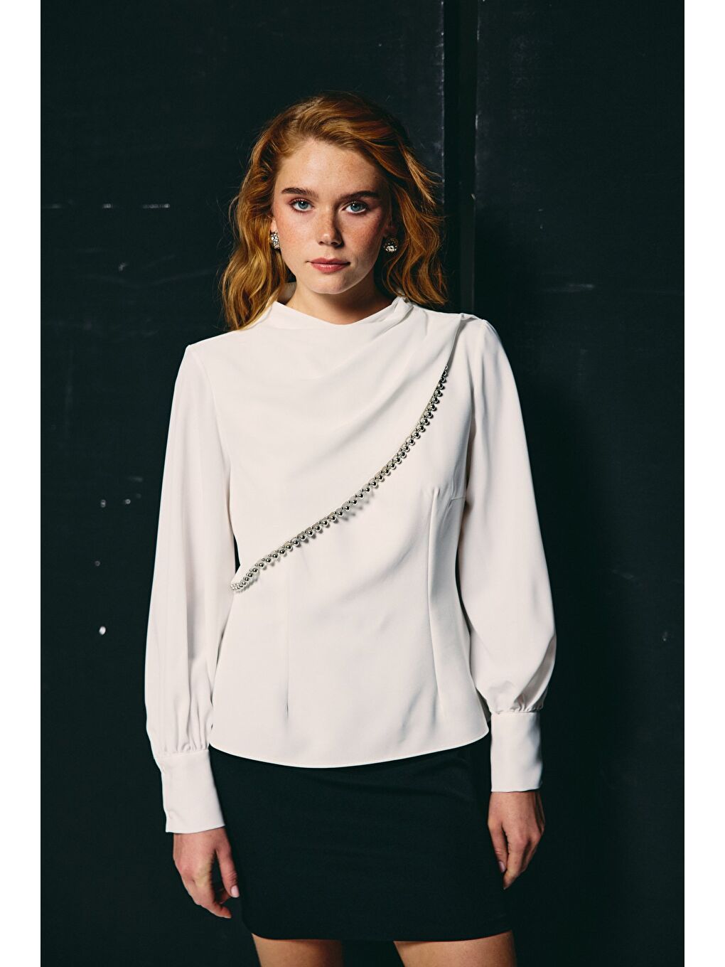 Ön Aksesuarlı Bluz - Ekru-5