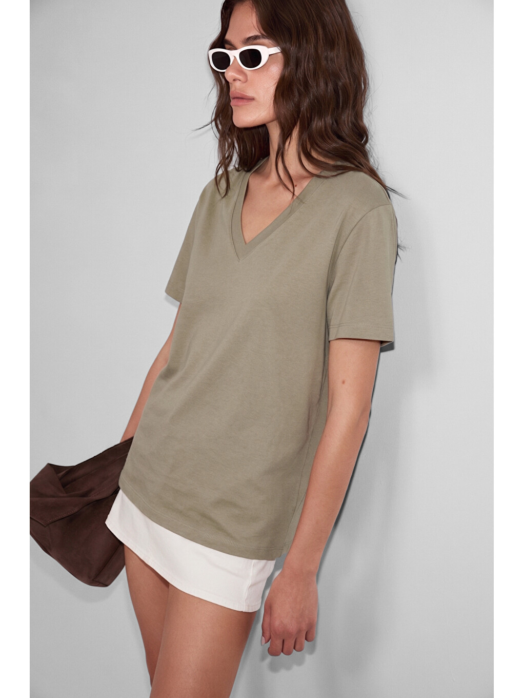 Bej Sheane Kadın %100 Organik Pamuk Derin V Yakalı Comfort Fit Vizon T-shirt-1