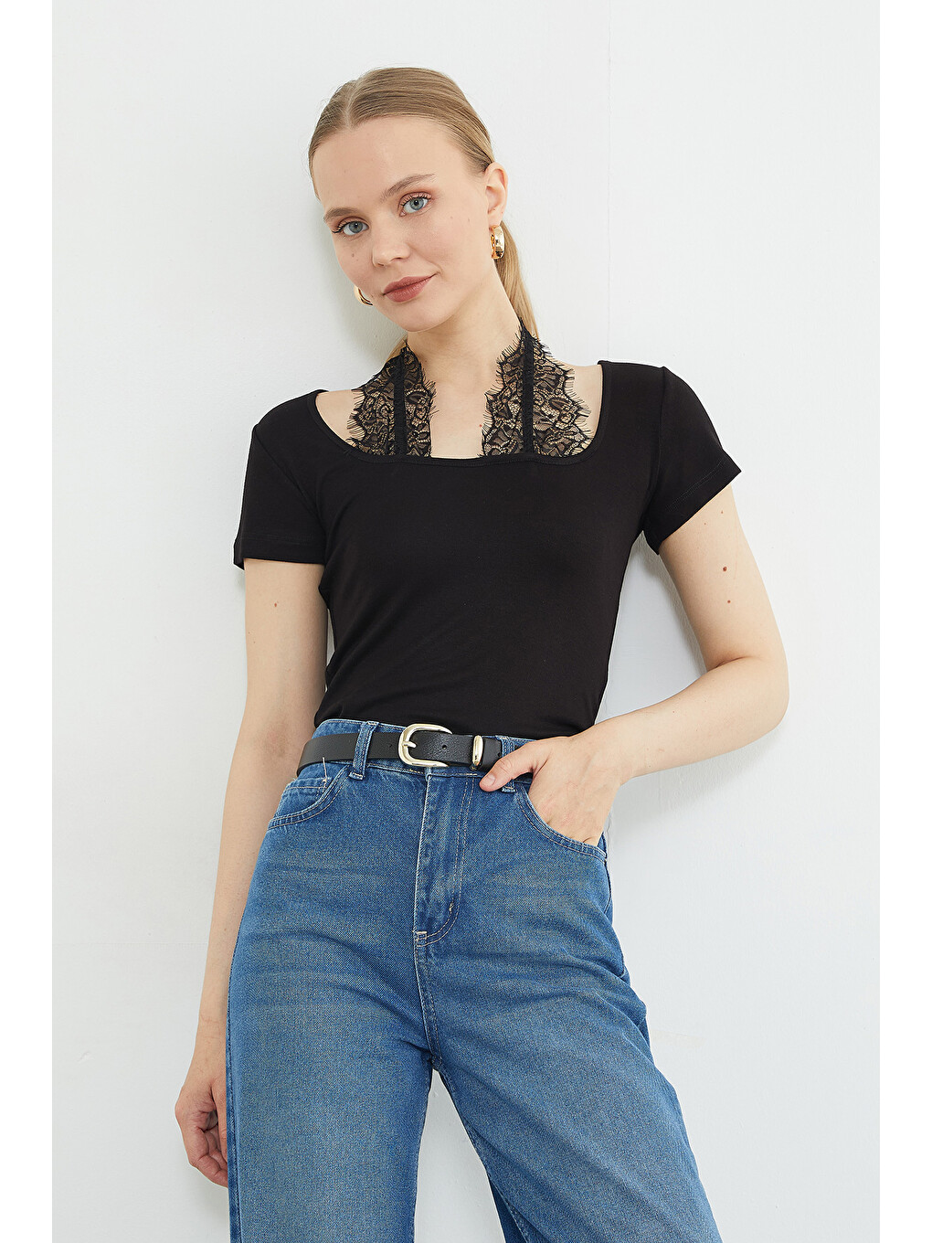 Siyah Dantel Boyundan Bağlama Detaylı Slim Fit Bluz-1