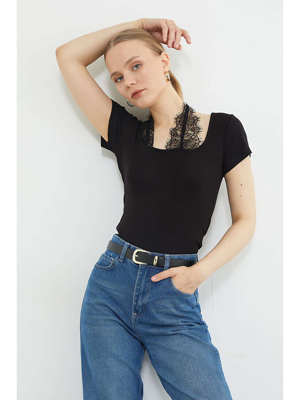 Siyah Dantel Boyundan Bağlama Detaylı Slim Fit Bluz-2