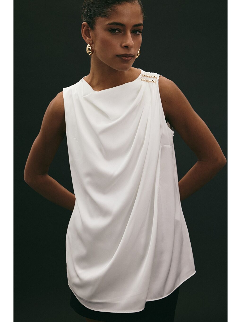 Aksesuar Detaylı Kolsuz Bluz - Ekru