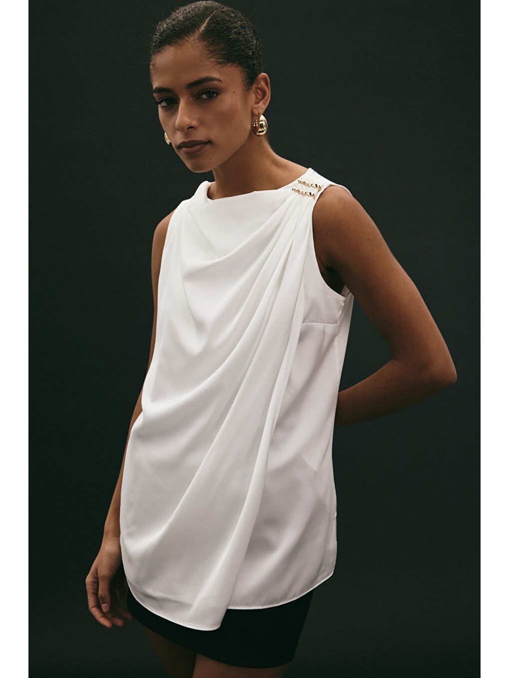 Aksesuar Detaylı Kolsuz Bluz - Ekru-1