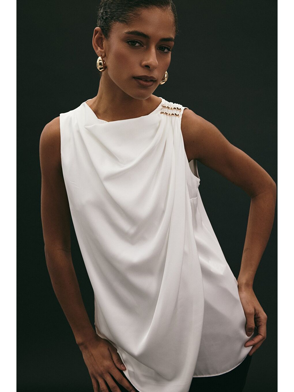 Aksesuar Detaylı Kolsuz Bluz - Ekru-2