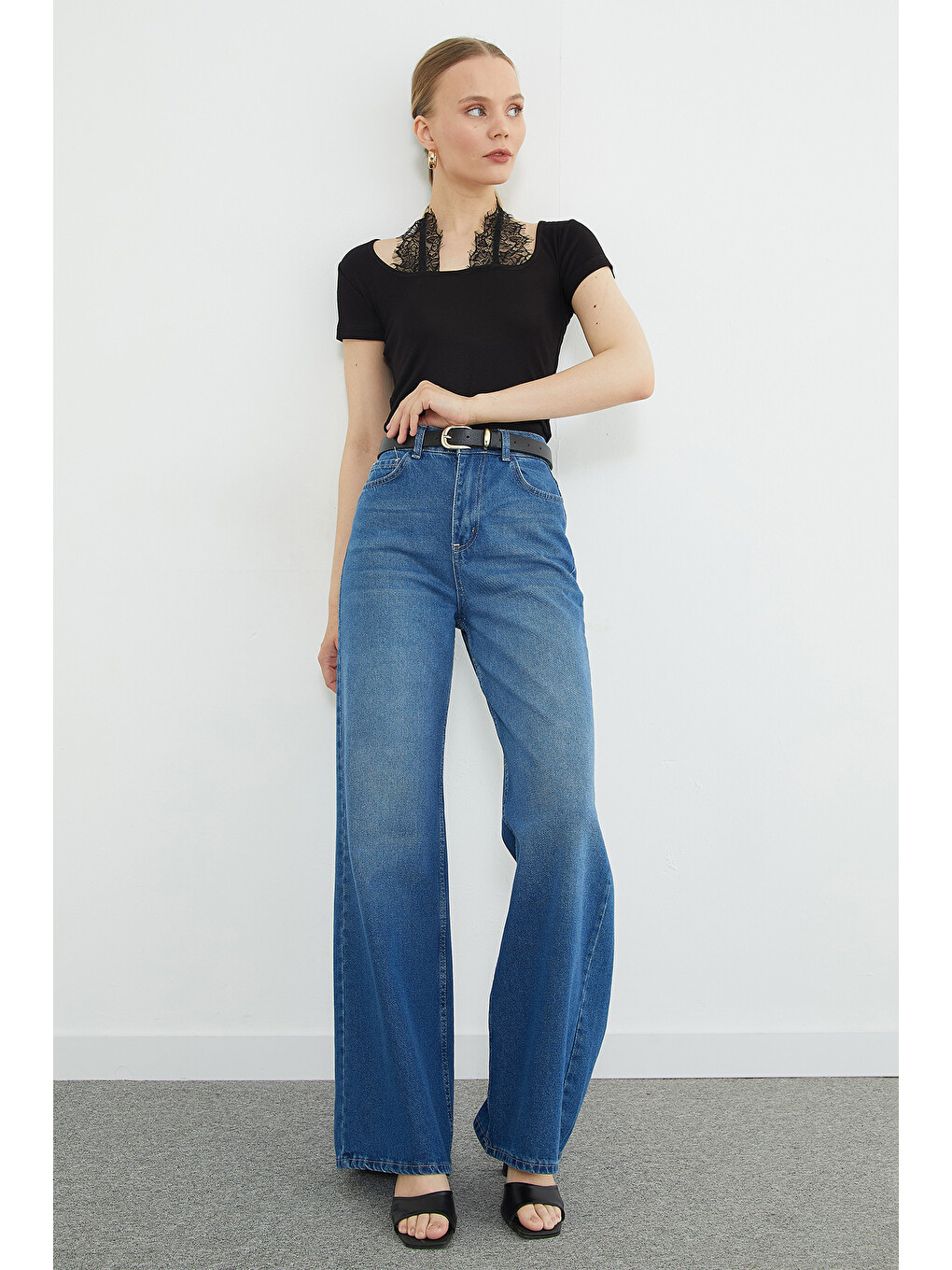 Siyah Dantel Boyundan Bağlama Detaylı Slim Fit Bluz-3