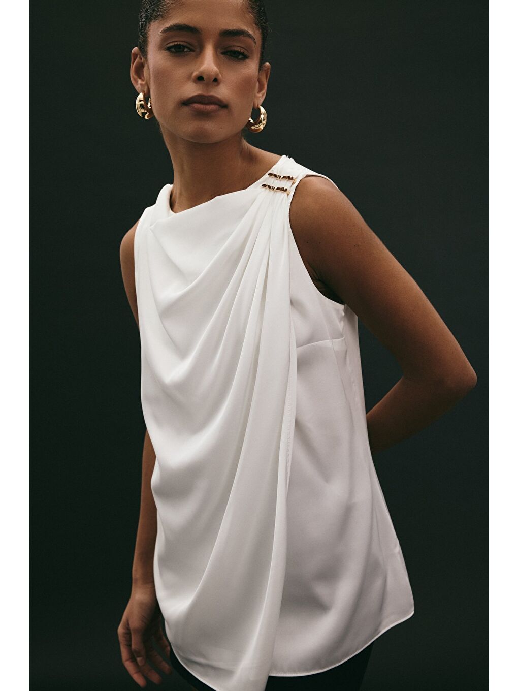 Aksesuar Detaylı Kolsuz Bluz - Ekru-3