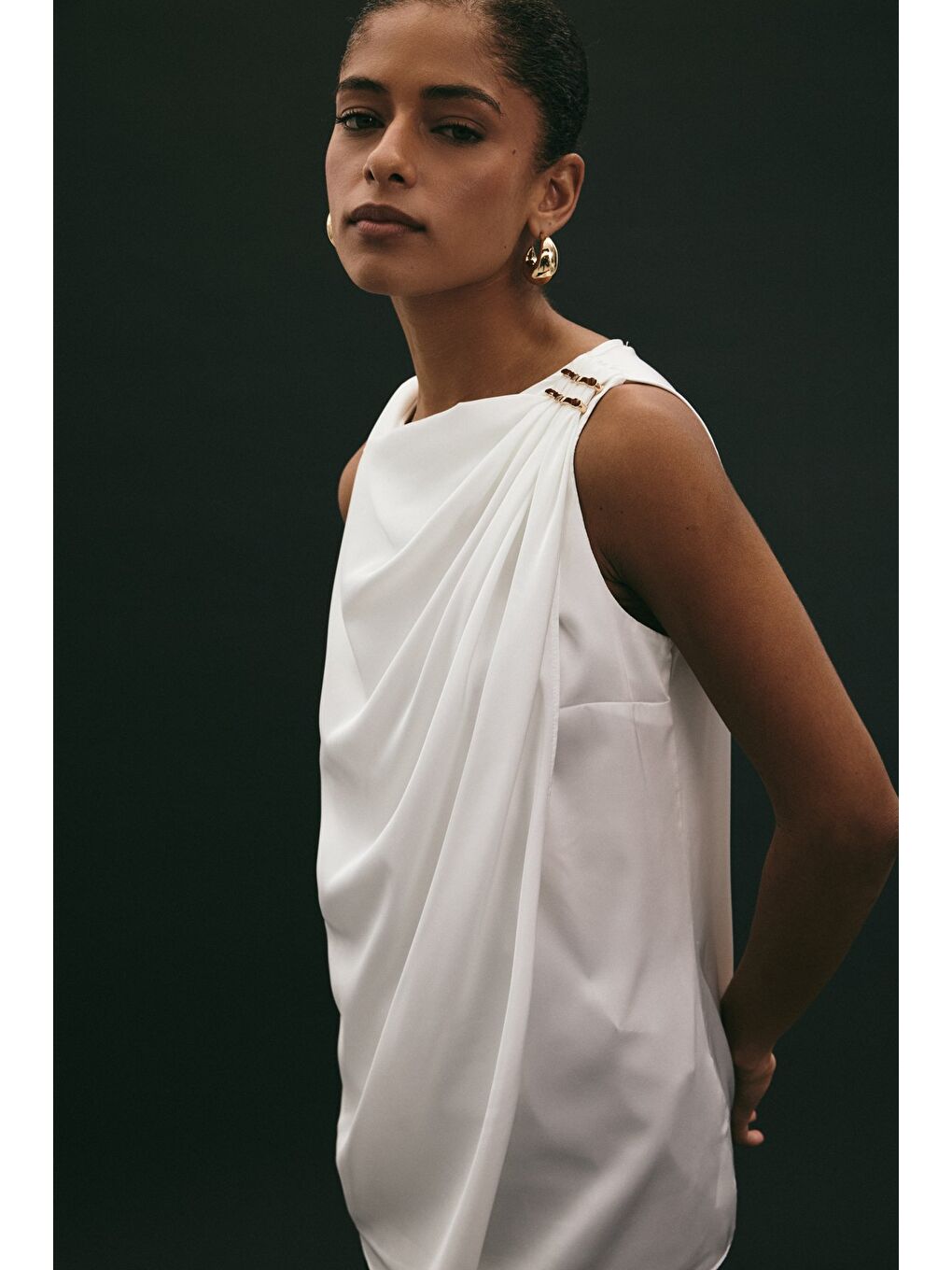 Aksesuar Detaylı Kolsuz Bluz - Ekru-4