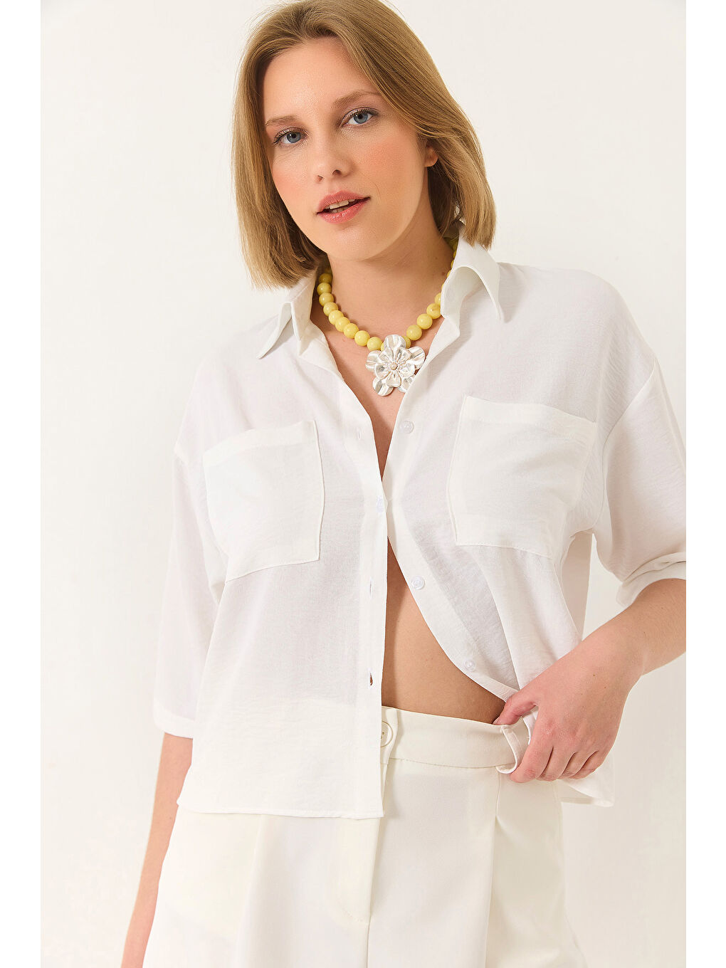 Ekru Kadın Çift Cep Detaylı Keten Aerobin Oversize Kısa Gömlek